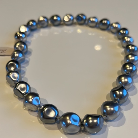 Chunky silver gray faux Pearls, irregular shape magnetic closure - Picture 3 of 6
